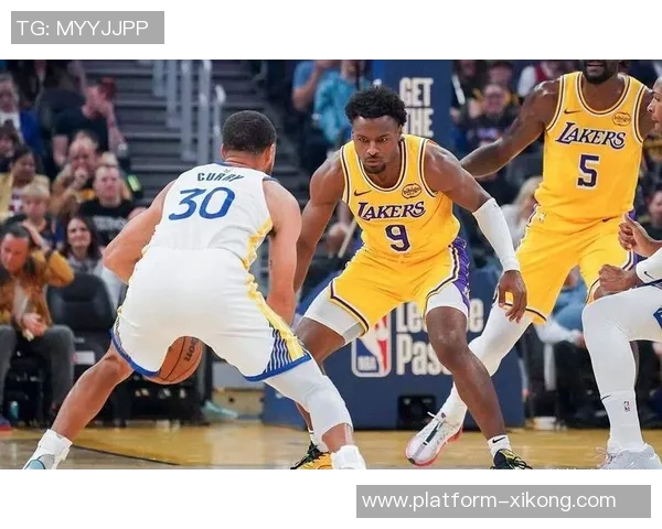 布朗尼被包夹失误库里反击背传希尔德意外失球引发争议 布朗尼被包夹失误库里反击背传希尔德意外失球引发争议