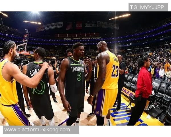 爱德华兹精准传球助攻戈贝尔轻松扣篮破包夹防守 爱德华兹精准传球助攻戈贝尔轻松扣篮破包夹防守