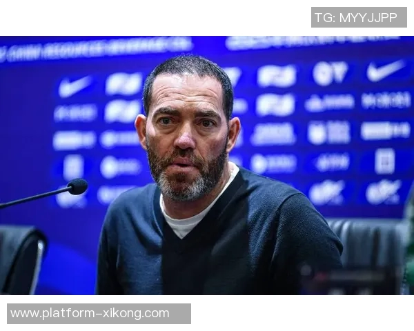 苏亚雷斯遭对方球员侵犯倒地牙哥愤怒指责裁判失职