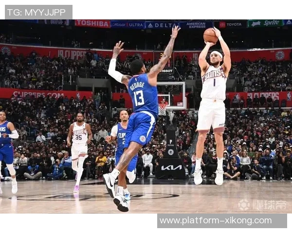 布克上半场表现挣扎12投5中仅得14分5篮板罚球命中率低迷 布克上半场表现挣扎12投5中仅得14分5篮板罚球命中率低迷