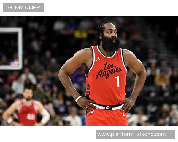 哈登强攻遭重击面部倒地快船紧急暂停比赛引发关注